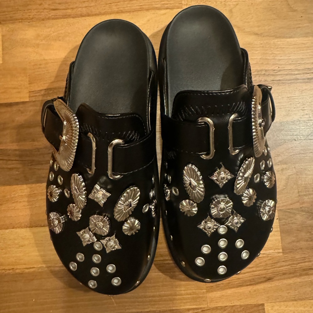 Brand new metal eyelet clog! Only tried on at home